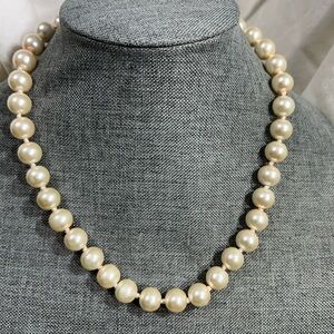 Chunky Simulated Faux Pearls Single Strand in Great Condition. Beautiful…